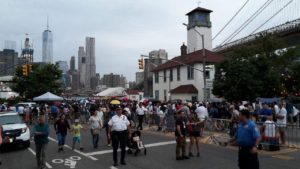 På vej ned mod Brooklyn bridge